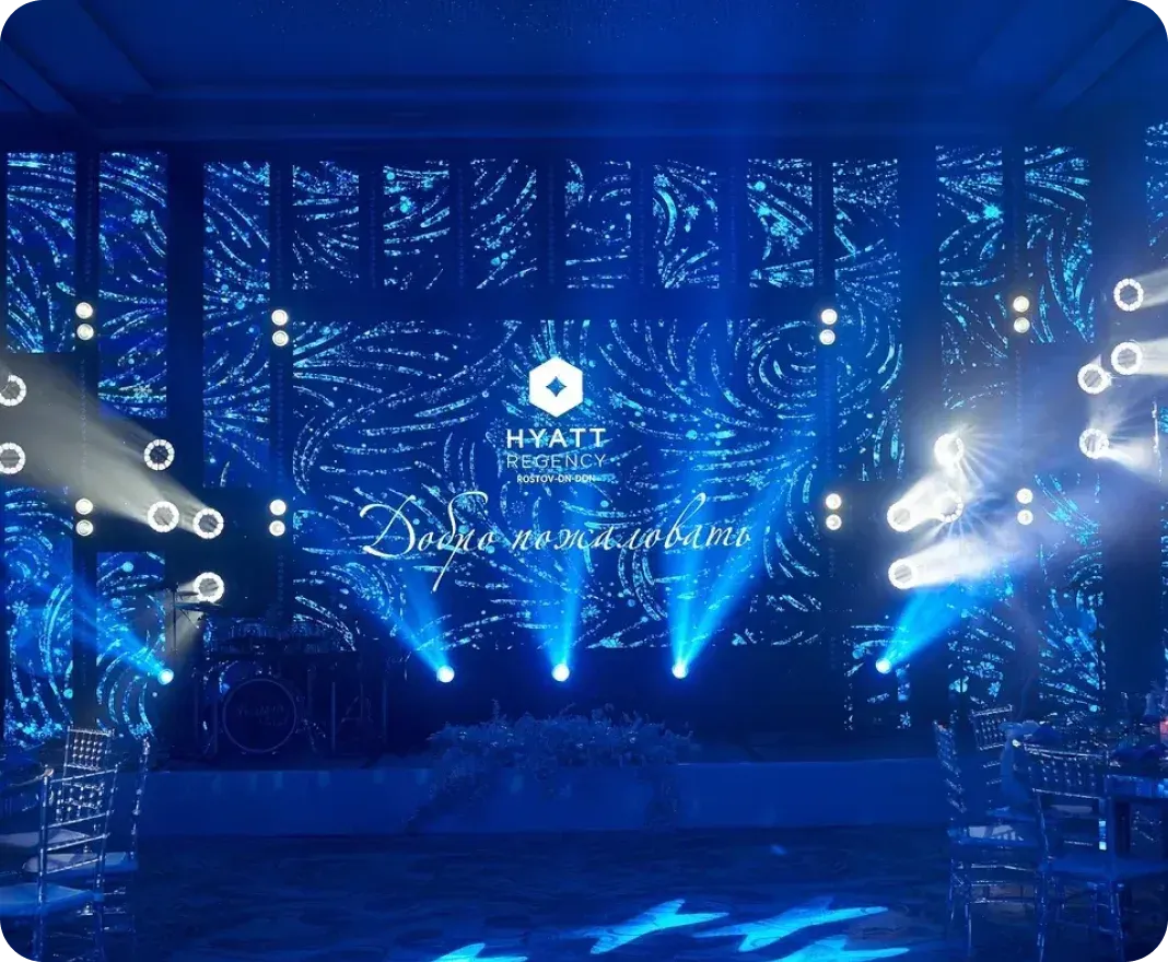 Банкетный зал с синей световой сценографией и экраном Hyatt Regency «Добро пожаловать»
